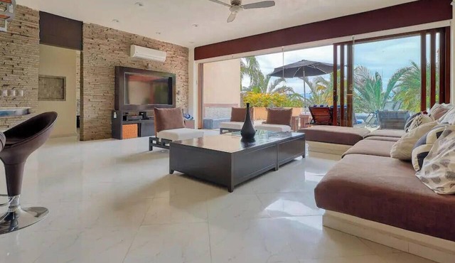 Beachfront Resort-Style Villa. Pickleball, tennis, Pools, Restaurant