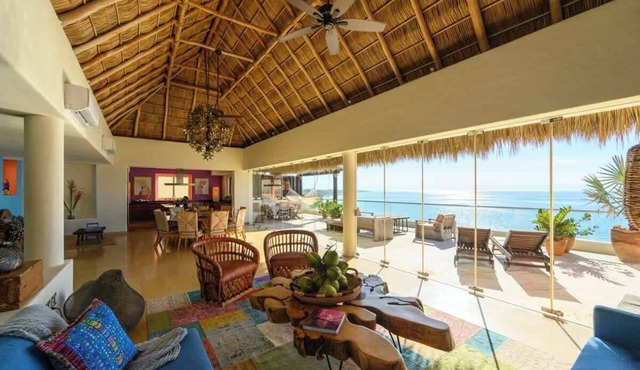 Beachfront Penthouse Stunning Ocean Views!