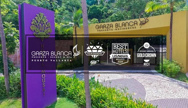 ★ Beachfront PV Studio ★ Hammock + Terrace Views ★