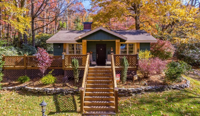 Bear Bungalow - 1 mile from Main Street Blowing Rock! Hot Tub - Pet Friendly - Fenced In Yard