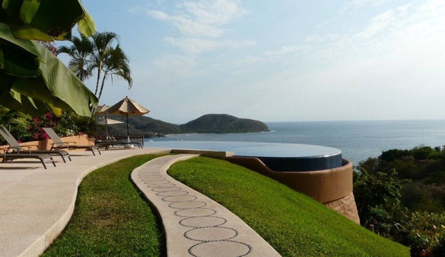 Beautiful 1 bedroom Condo above La Ropa Beach