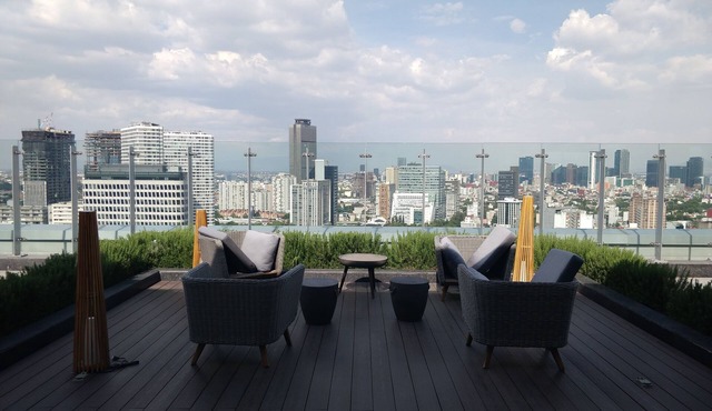 Beautiful 1BR apartment, amazing views from the balcony.