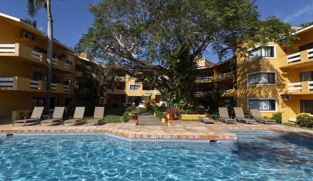 Beautiful 2 BR condo, pool, tenis court on Palma Real golf course