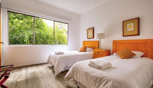 Beautiful apartment with unbeatable location 3BR/2BA