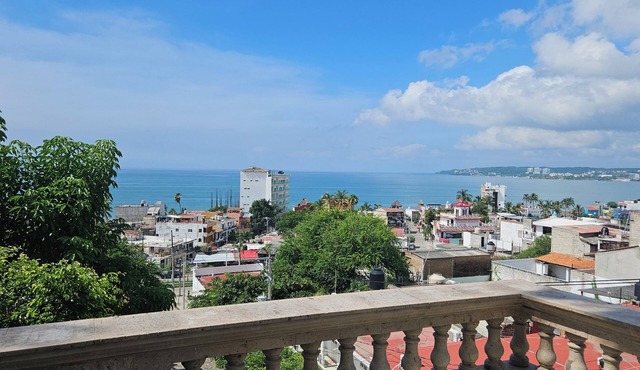 Beautiful Bay Views, close to Town Center, Dining and Beach