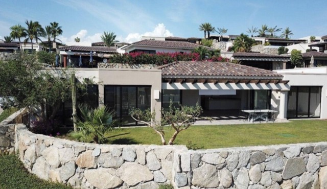 Beautiful, bright 3bd/3bth minutes from best Cabo beaches and dining!