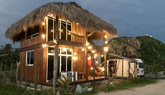 Beautiful cabin on beach, steps from the beach and great surf, peaceful location