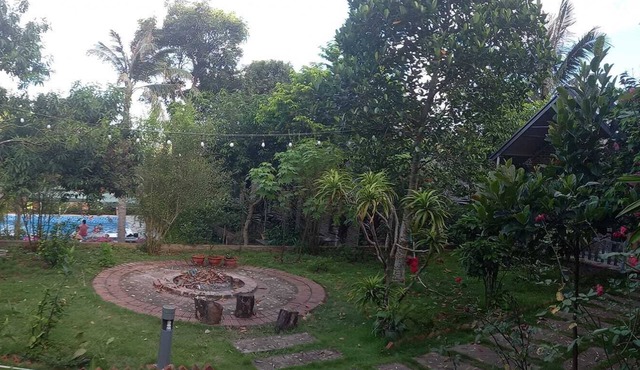 Beautiful Family Bungalow with swimming pool 5 mins to the beach.
