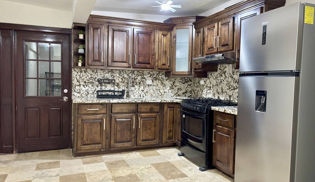 Beautiful house 3 beds 1 bath super located! - We invoice