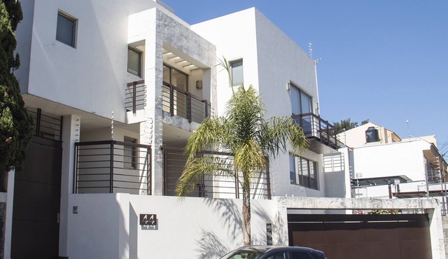 Beautiful House In A Residential Neighborhood/ Hermosa casa en zona residencial