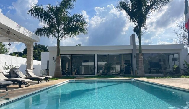 Beautiful House in quiet neighborhood 15 min from airport