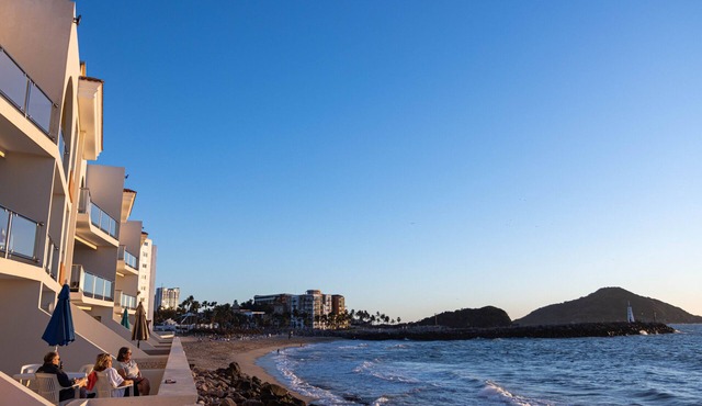 Beautiful Private Beach Front Condominium with Pool, Tennis & Pickleball Court