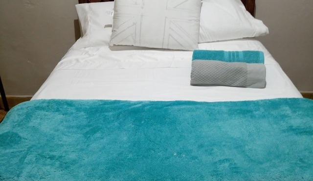 Beautiful room in La Esperanza, San José, Centro + breakfast included.