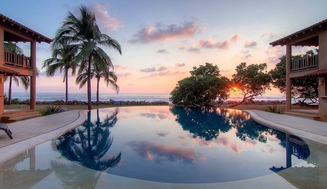 Beautiful serene apartment-saltwater pool, gardens, 200 feet from the beach!