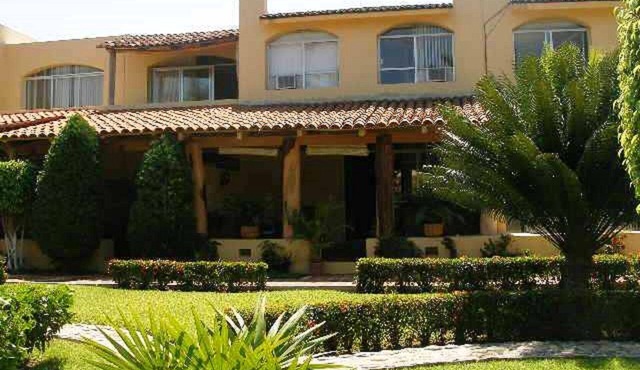 Beautiful villa with excellent location in complex with 2 pools