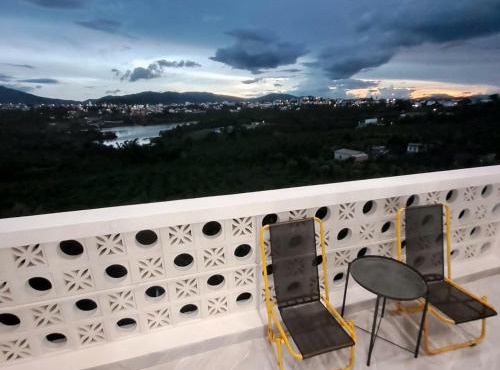 Bee Home Di Linh 45A Nguyễn Trung Trực Lầu 2 - view hồ