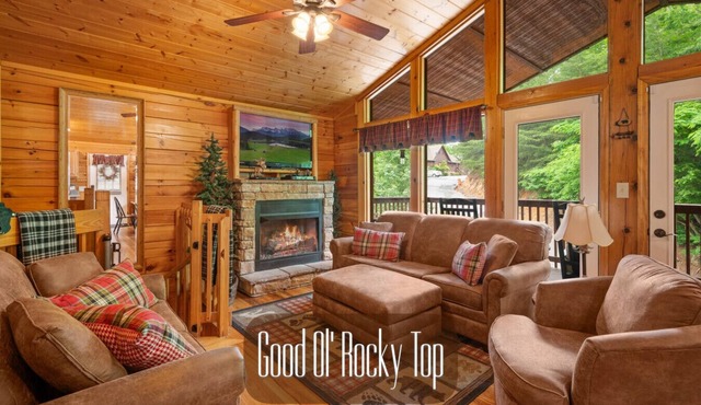 Best Location/HotTub/Resort Pool/Game Rm/Fast WiFi Dollywood 2 minutes away!