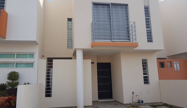 Beutiful house very well located, spacius and safe.