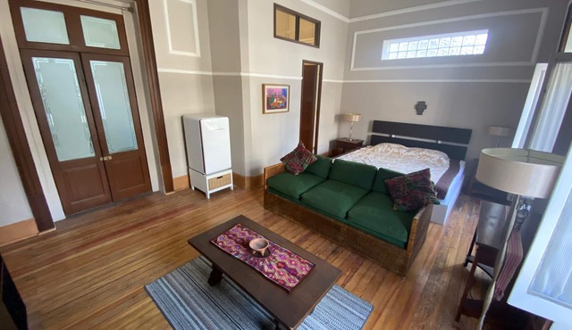 Big comfy Studio in Colonial Home and ´hood