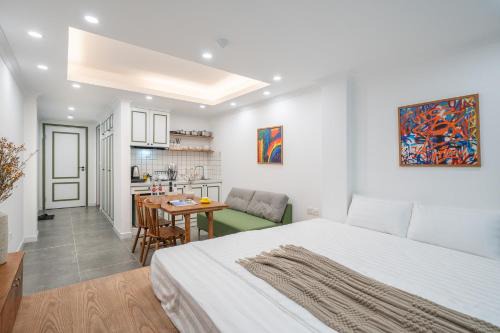 BRAND NEW Modern Style Studio