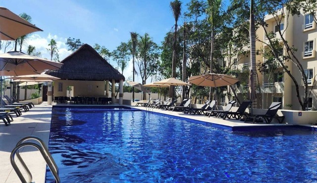 Bright 2BR Condo with 5 Pools in Playa