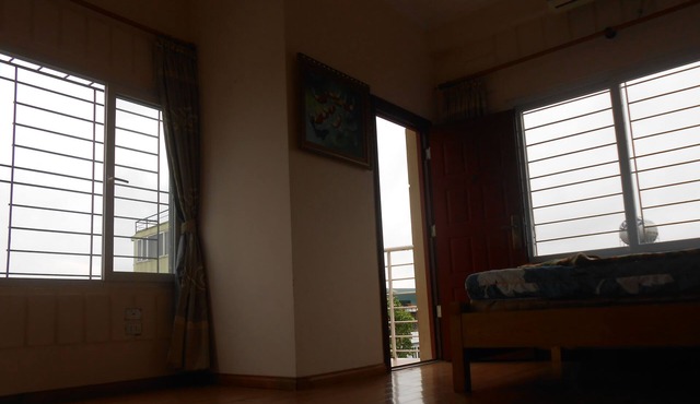 Bright, airy, well equipped, near west lake 2 bedrm apartment