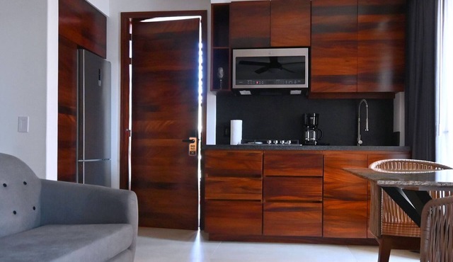 Bright & Modern Studio/Walk to Rests Bars & Beach!