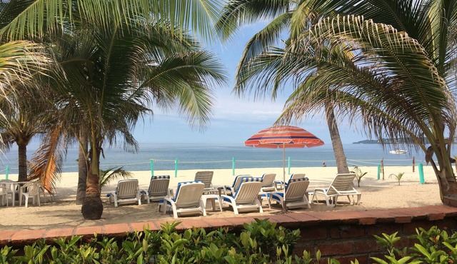 BUCERIAS~Large Casa~5 STEPS to PRIVATE BEACH~GREAT LOCATION~LushTropical Garden