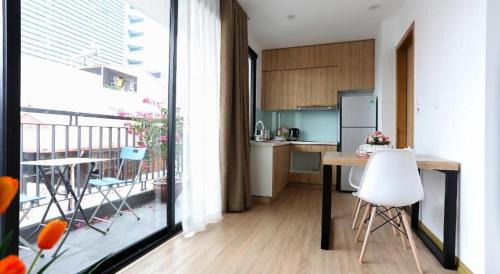 Căn hộ studio xinh xắn với ban công và bồn tắm