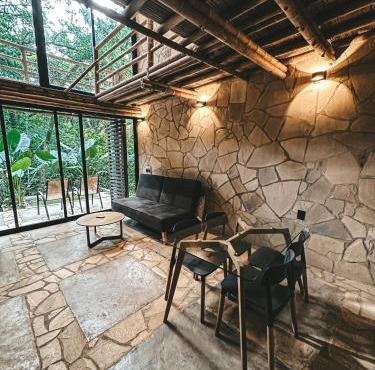 Cabaña de piedra y bambú en la selva