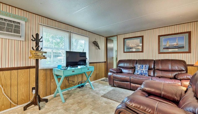 Cabin w/Fire Pit, Walk to Steinhatchee River!