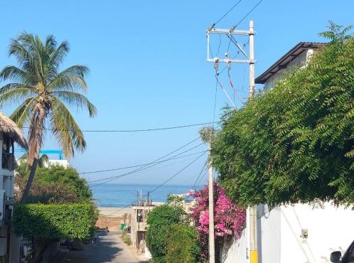 Casa a 3 cuadras de Playa Zicatela AC y patio