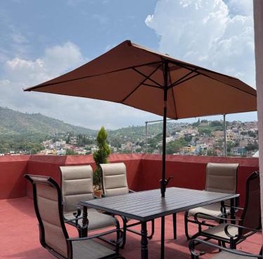 Casa Amplia con hermosa vista y estacionamiento privado