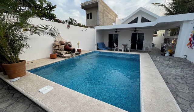 Casa Azul: Private pool & 15 minutes' walk to Caribbean Sea!