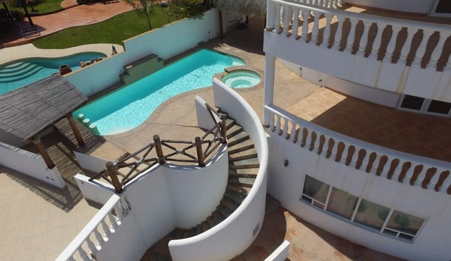 Casa Blanca: Spacious 3BR home for 10