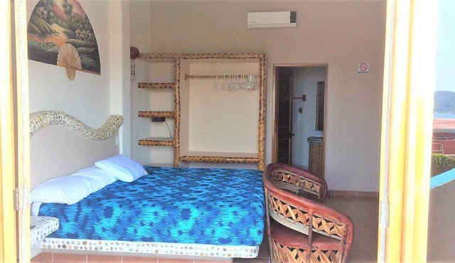 Casa Claro de Luna "A very pretty house located in La Madera beach Zihuatanejo"