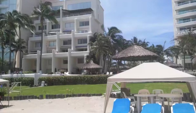 Casa con jardín frente a la playa Playa diamante, reformada