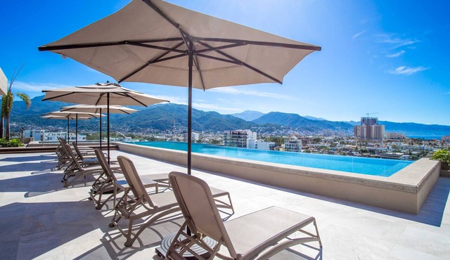 Casa de Palm Springs | Luxe 2BR in Versalles