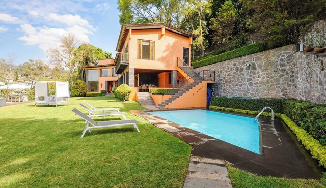 Casa El Arco: Lakefront property in Valle de Bravo