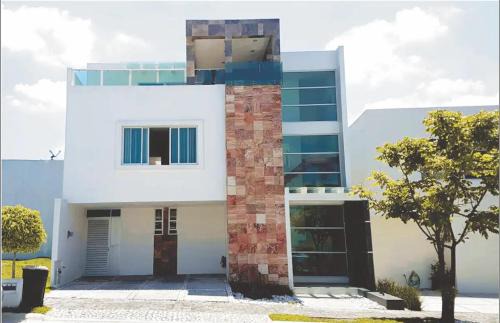 Casa Grande, Cómoda y con Seguridad - Excelente Ubicación