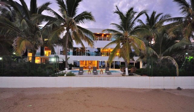 Casa La Playa, MODERN, 8 BEDROOM,BEACHFRONT, Pool, Full Staff - Walk to Town