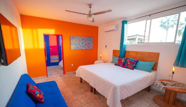 Casa Lola: 2 bedroom Downtown apt one block from Sea
