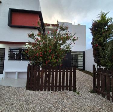 Casa moderna con jardín - Ideal para familias