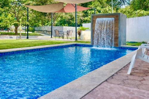 Casa Residencial Con Alberca, Gimnasio y Vigilancia