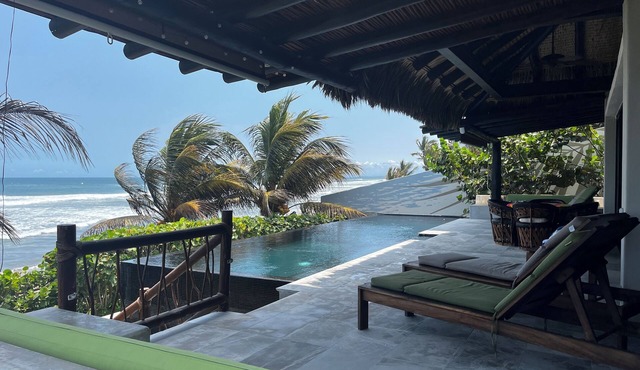 Casa Tabachines. A beautiful oceanfront surf casa, minutes from the point break!