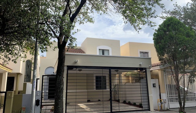Charming 3-bedroom house with WiFi, AC Gated Community San Nicolás de los Garza