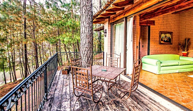 Charming 2 Bedroom Cottage on Private Lake