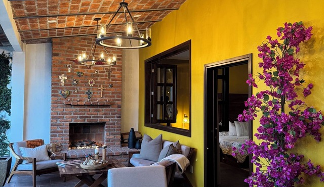 Charming 2-bedroom house with AC, WiFi in peaceful Jiquilpan de Juárez