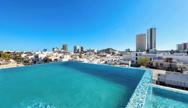 Charming Apartment w/Pool 3 Blocks to Beach