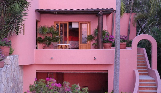 Charming Casita right by the jungle and one block to the beach